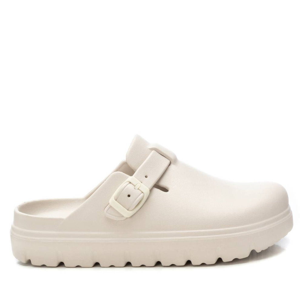 XTI 144137 White Clogs