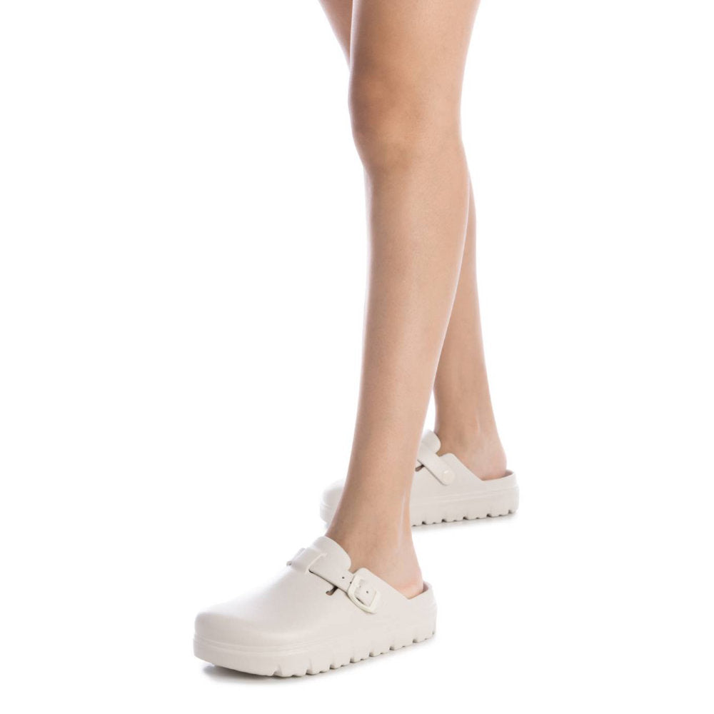 XTI 144137 White Clogs