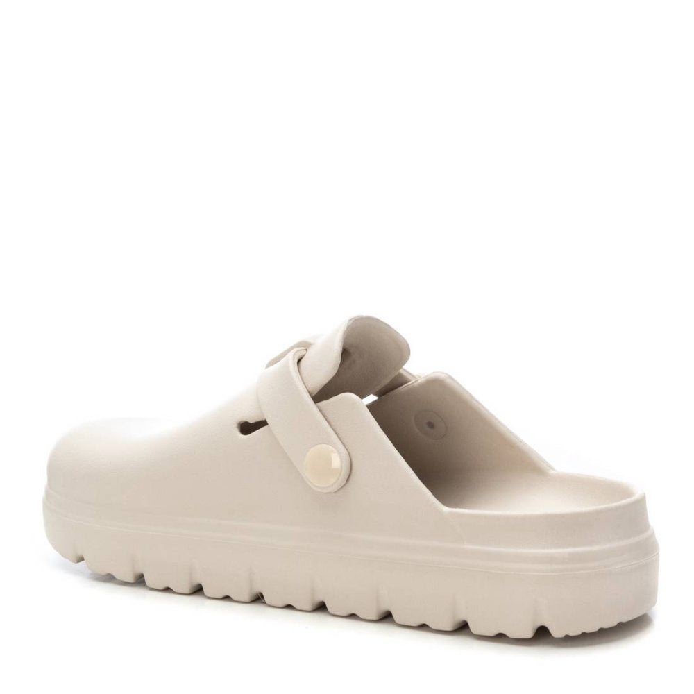 XTI 144137 White Clogs