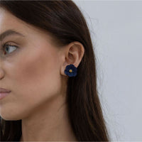 White Leaf Scalloped Edge Flower Earring In Navy (EAD05N)