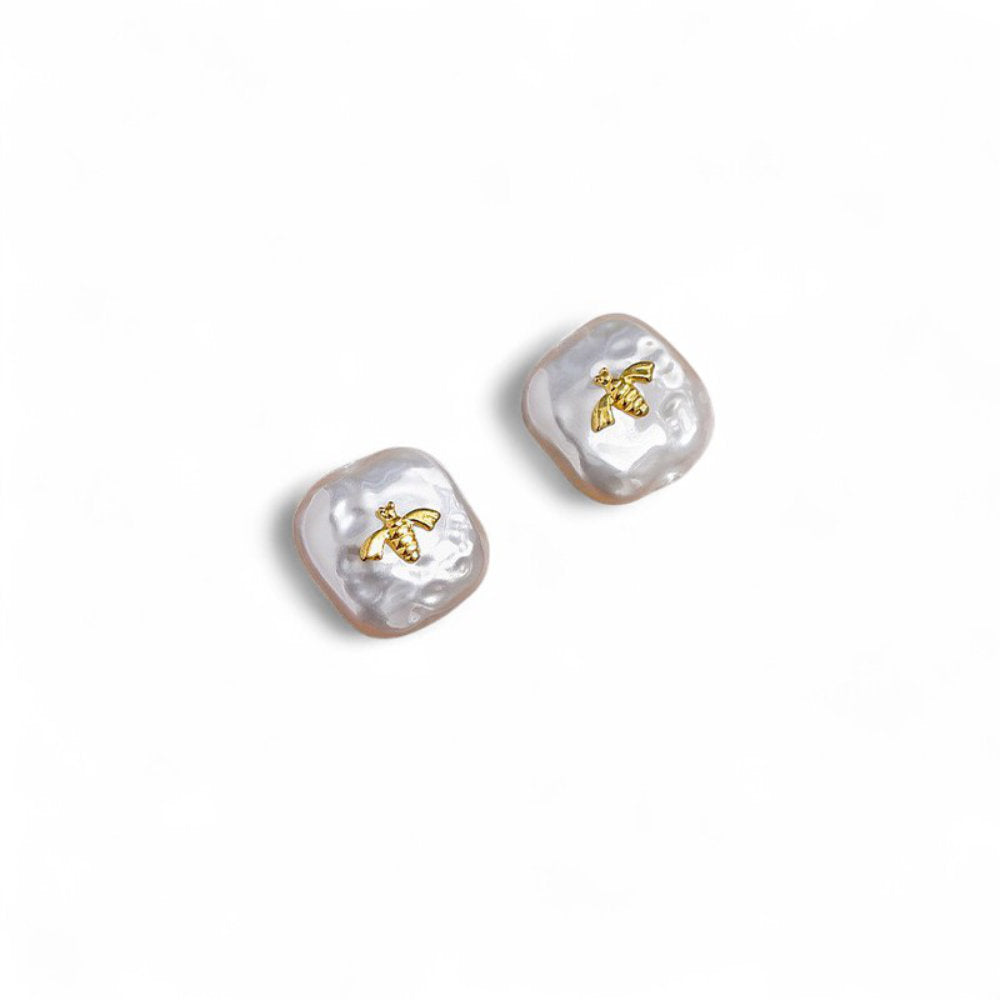 White Leaf Pearl & Bee Earring In Gold (LEN639G)