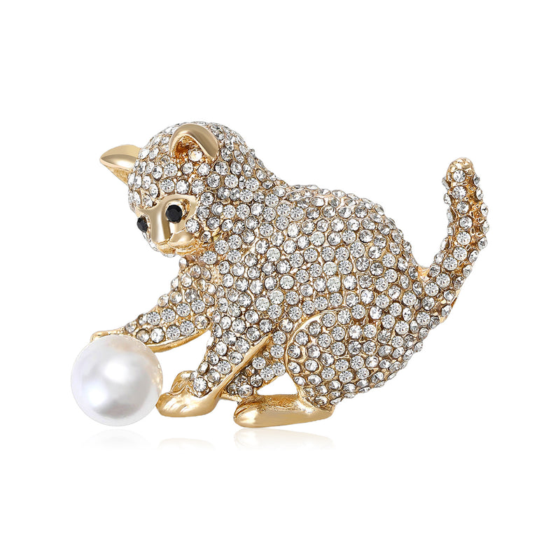 White Leaf Embellished Kitten And Pearl Brooch In Gold (LPQ254G)